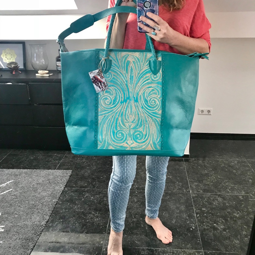 BNWT Tooled Leather Weekender & Clutch Set - Picture 5 of 6